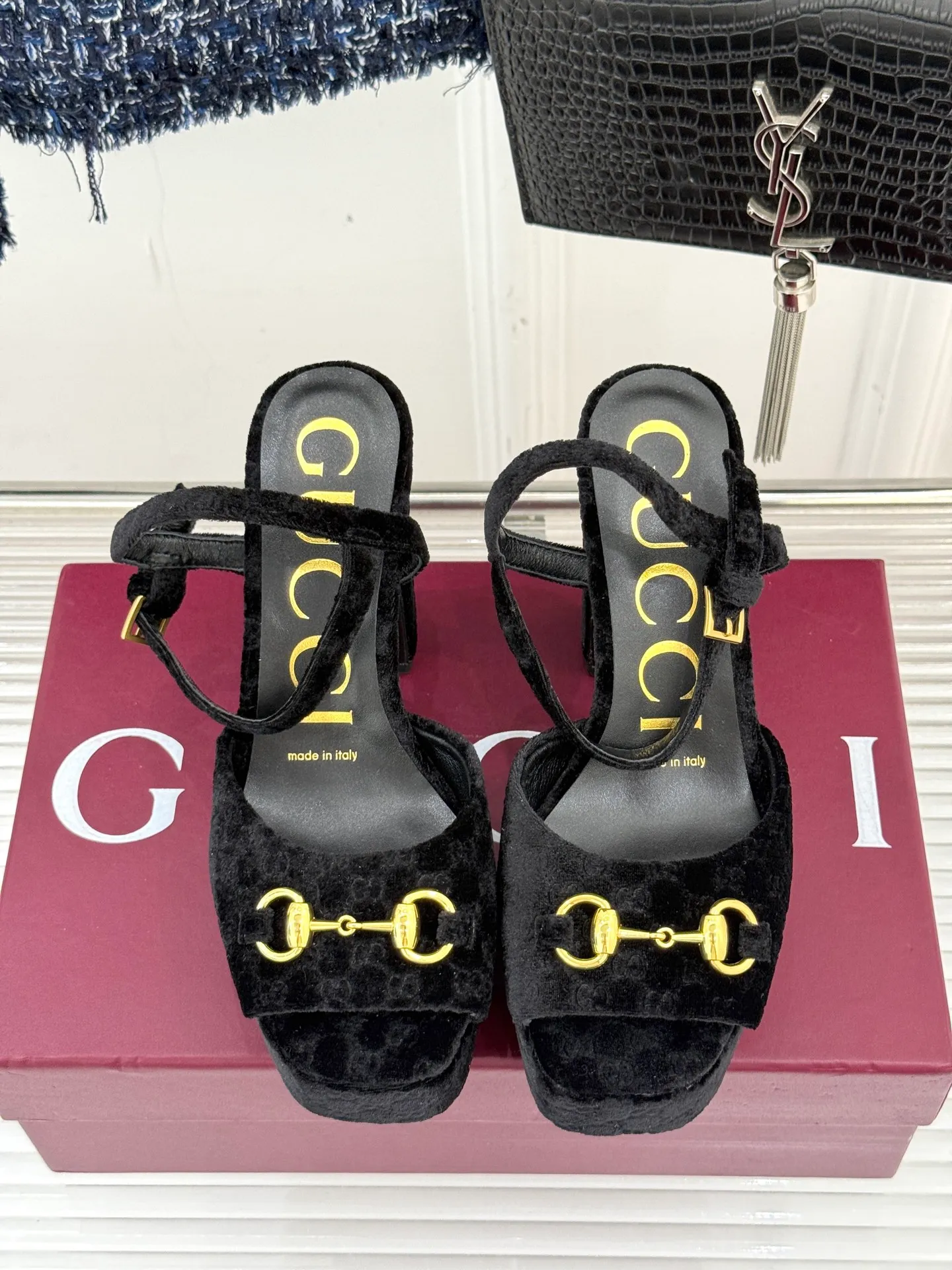 Factory direct sales p660🐘🐘Women's shoes Women's clothing Gucci/Gucci classic horsebit pointed velvet square toe waterproof platform high-heeled sandals When the classic horsebit meets velvet texture, these sandals have become synonymous with elegance and individuality. The square toe design breaks the sharpness of the pointed toe and adds a bit of retro laziness. The delicate velvet upper feels luxurious and shows a high-end texture with the flow of light and shadow. Every step brings a gentle aura. The iconic metal horsebit embellishes the shoe body, instantly awakening brand recognition and cleverly blending retro style with modern fashion. The golden ratio of waterproof platforms and high heels not only lengthens the leg lines but also reduces walking pressure, allowing elegance without compromising comfort. Whether worn with a gorgeous dress to attend a dinner party or paired with retro jeans for a daily look, it can easily hold the spotlight and become the finishing touch in the look, highlighting unique taste and extraordinary style. The fabric is made of original customized velvet and the inner pads are all sheepskin. Heel height: 10.8 Water platform: 3.3 Italian imported genuine leather outsole size: 35-39 (40/41/42 customized)